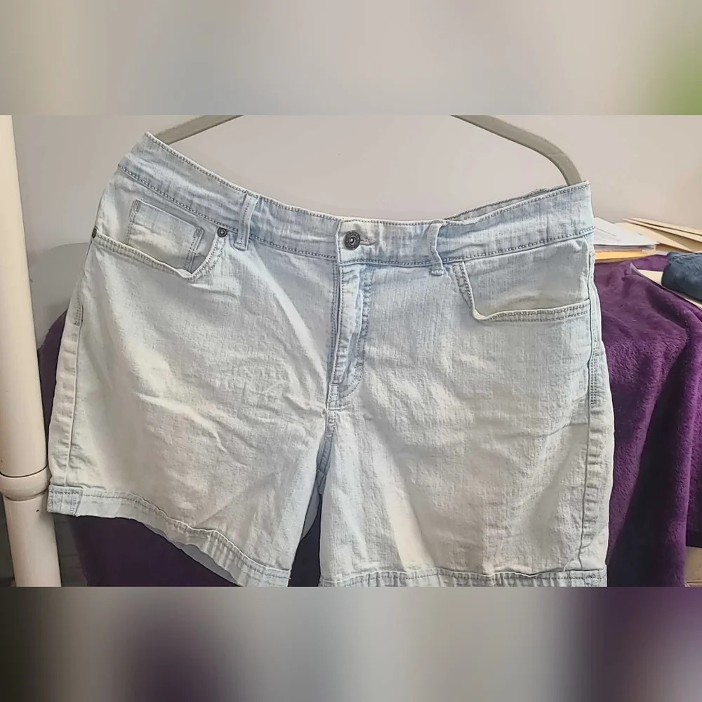Gloria Vanderbilt Denim Shorts, Size 14